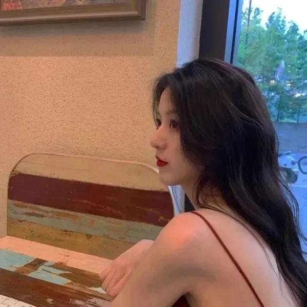 美丽的寡妇亲吻更好